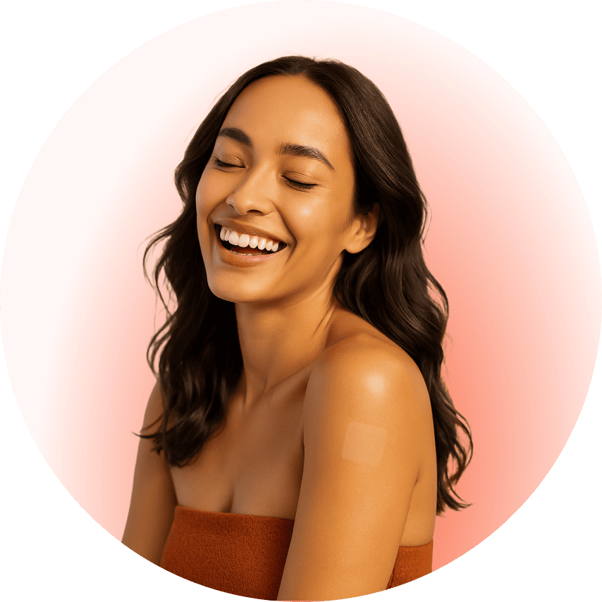 Femme avec un patch sur l'épaule souriante, les yeux fermés et avec un fond sous forme de dégradé circulaire orangé. Format mobile (rond)
