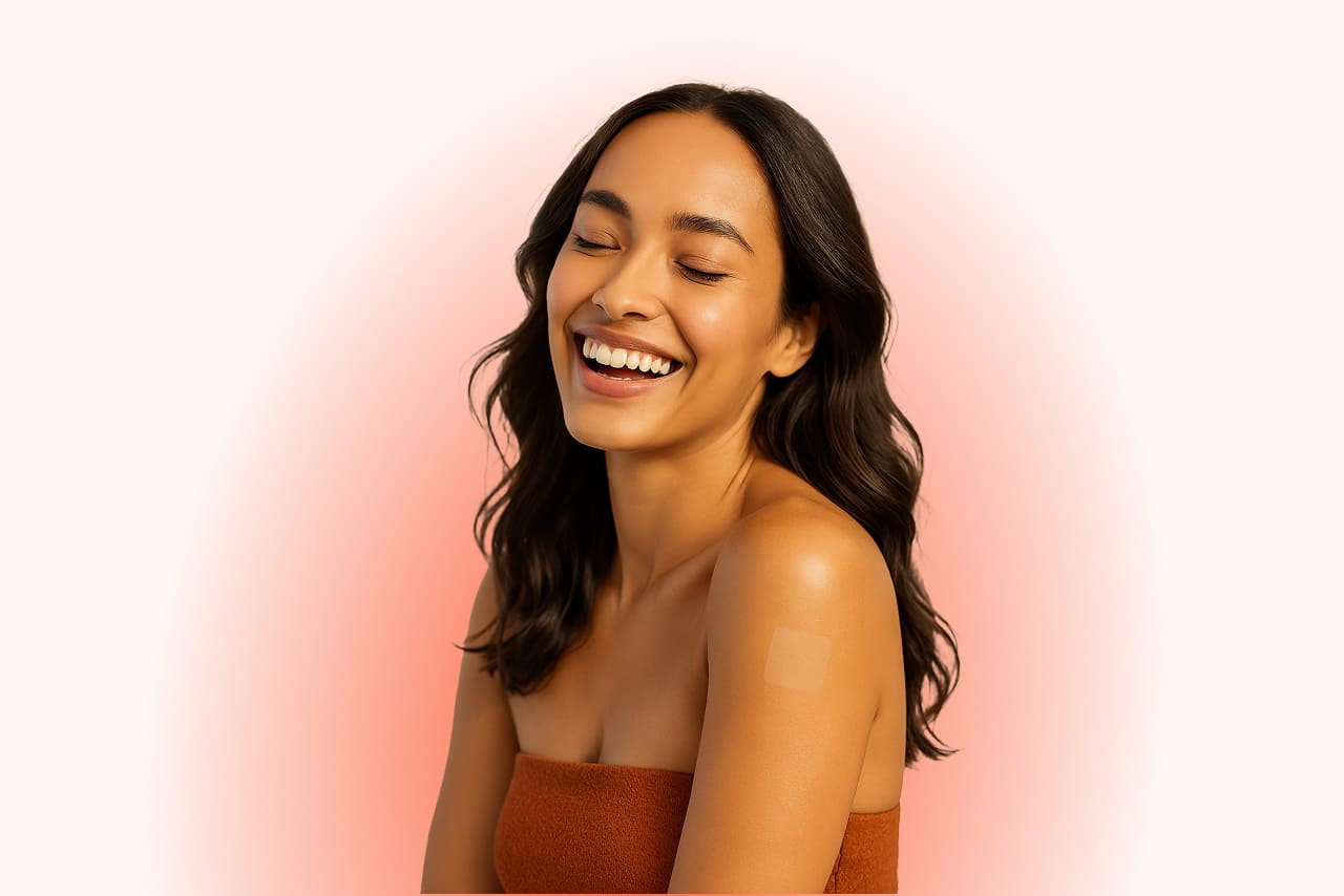 Femme avec un patch sur l'épaule souriante, les yeux fermés et avec un fond sous forme de dégradé circulaire orangé. Format horizontal
